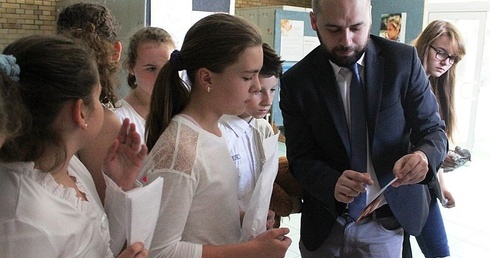 Paweł Stawarczyk z Fundacji "Luce" zachęcał uczniów ligockich szkół, by dołączyli do modlitewnej akcji "Bucik"