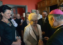 Z bp. Henrykiem rozmawia Anna Caban, wieloletnia dyrektor szkoły. Pierwsza z lewej Małgorzata Mróz-Duda, obecna dyrektor
