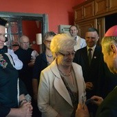 Z bp. Henrykiem rozmawia Anna Caban, wieloletnia dyrektor szkoły. Pierwsza z lewej Małgorzata Mróz-Duda, obecna dyrektor