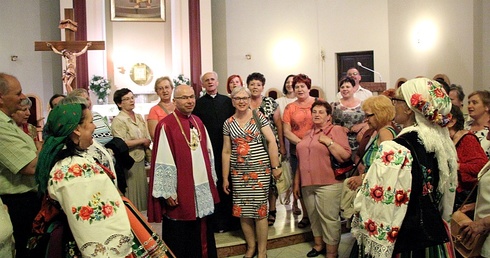 Parafianie z Łowicza gratulują ks. Adamowi Domańskiemu wyniesienia do rangi kanonika