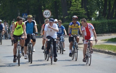 Peleton poprowadził bp K. Nitkiewicz