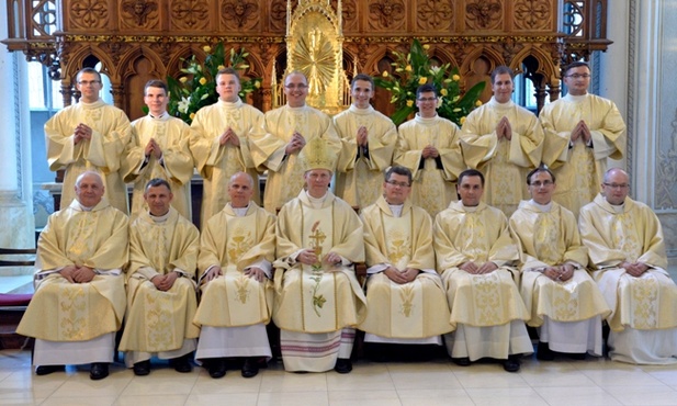 Po liturgii diakonii stanęli do pamiątkowej fotografii z bp. P. Turzyńskim i członkami zarządu WSD