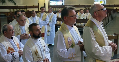 Księża chcą być święci