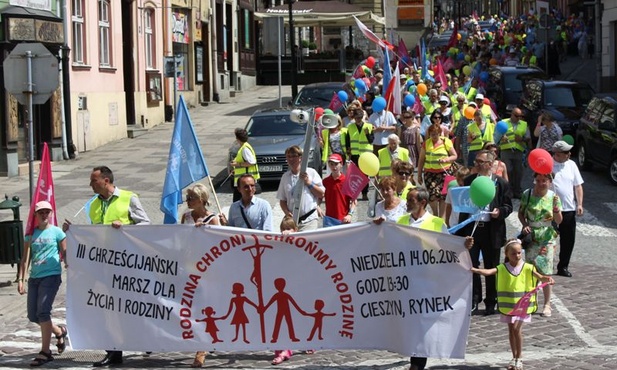 Setki osób przeszły w cieszyńskim Marszu dla Życia i Rodziny