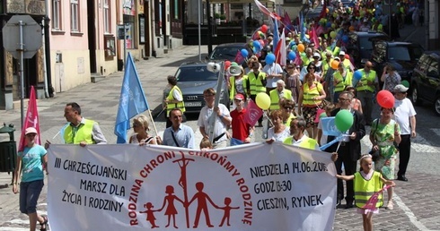 Setki osób przeszły w cieszyńskim Marszu dla Życia i Rodziny