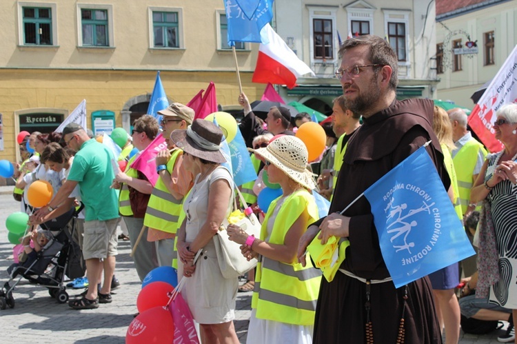 Rodzinny polonez na Marszu dla Życia i Rodziny