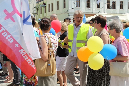 Rodzinny polonez na Marszu dla Życia i Rodziny