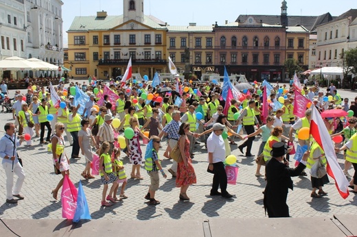 Rodzinny polonez na Marszu dla Życia i Rodziny