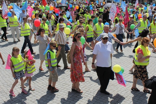 Rodzinny polonez na Marszu dla Życia i Rodziny