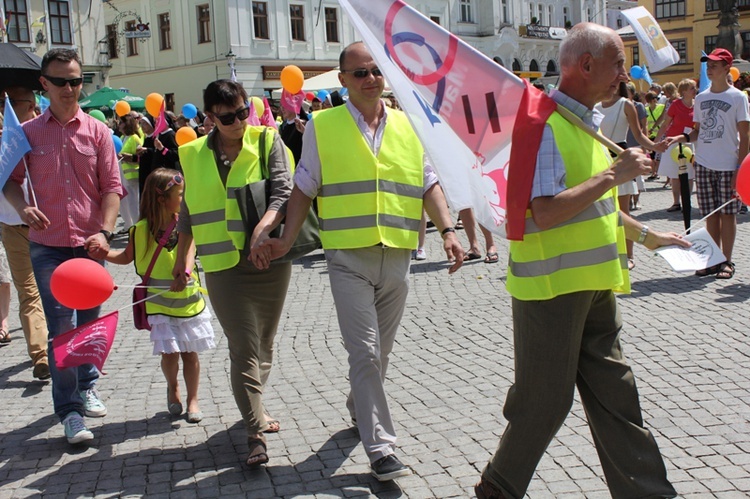 Rodzinny polonez na Marszu dla Życia i Rodziny