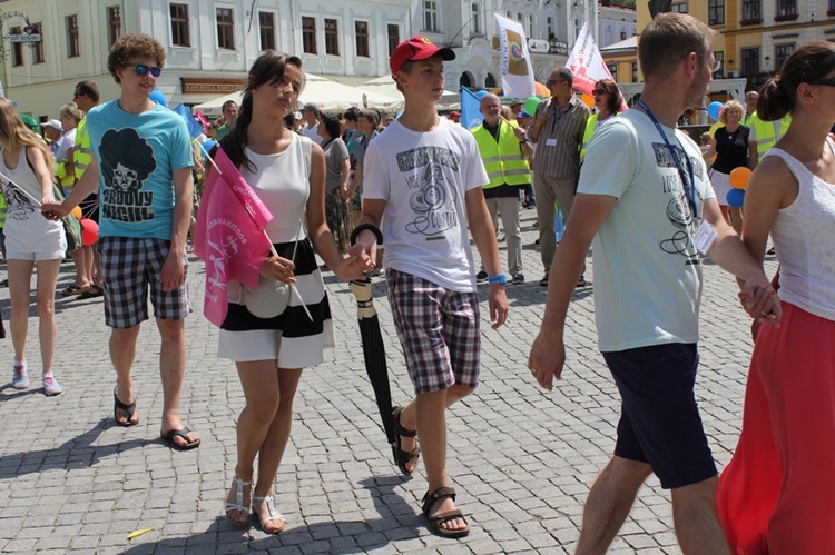 Rodzinny polonez na Marszu dla Życia i Rodziny