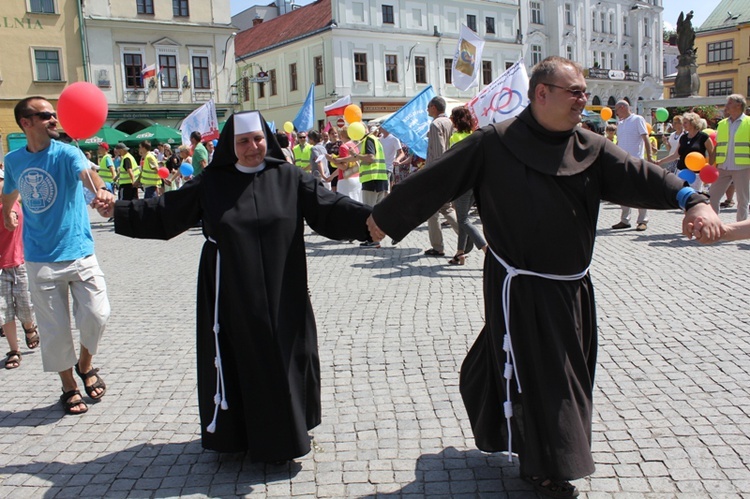 Rodzinny polonez na Marszu dla Życia i Rodziny