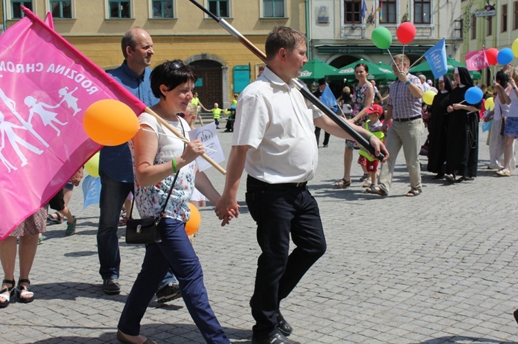 Rodzinny polonez na Marszu dla Życia i Rodziny