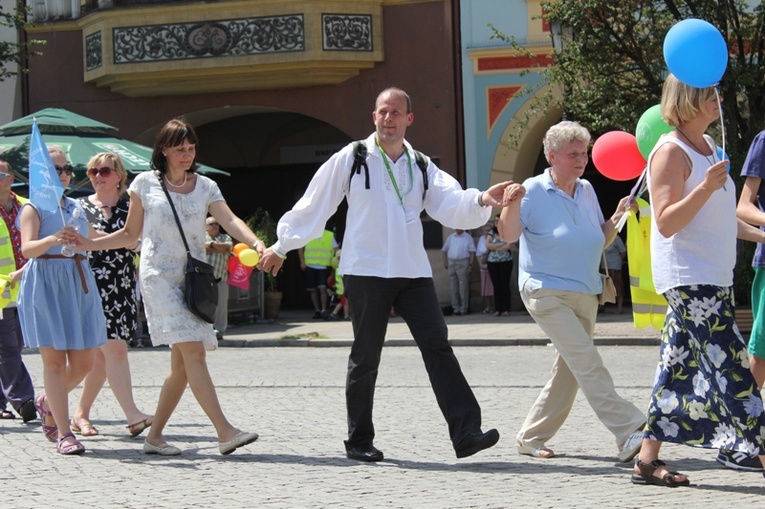 Rodzinny polonez na Marszu dla Życia i Rodziny