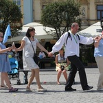 Rodzinny polonez na Marszu dla Życia i Rodziny