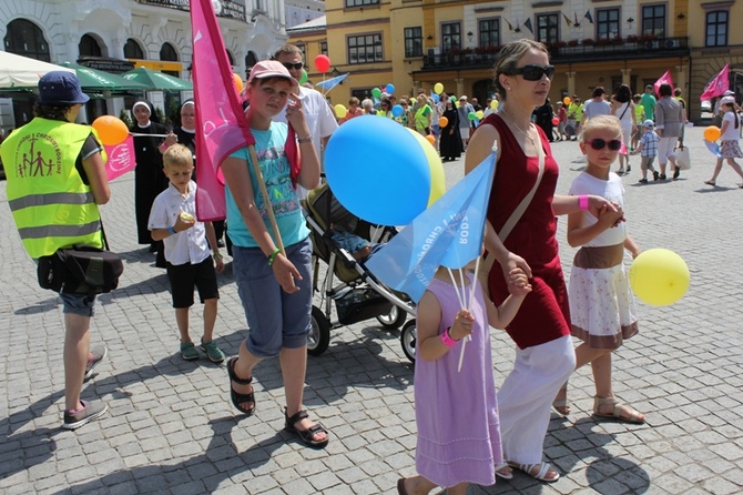 Rodzinny polonez na Marszu dla Życia i Rodziny