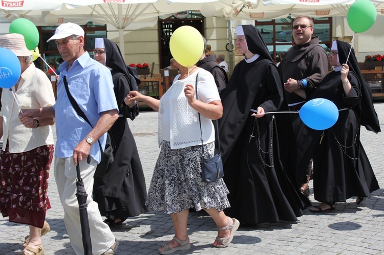 Rodzinny polonez na Marszu dla Życia i Rodziny