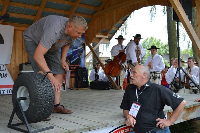 Ryczące maszyny przy kościele