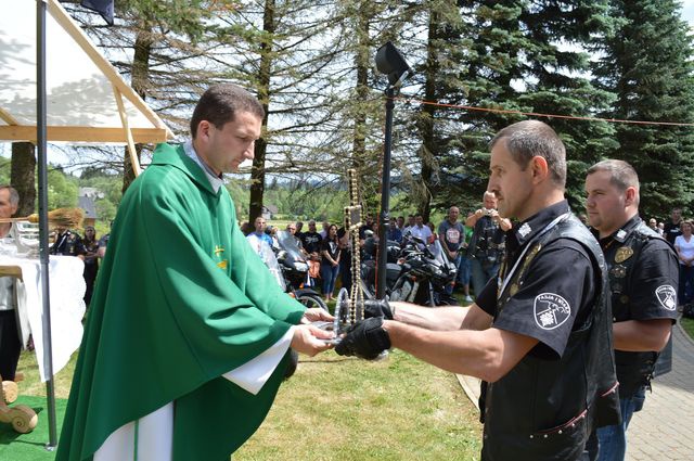 Ryczące maszyny przy kościele