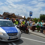 Ryczące maszyny przy kościele