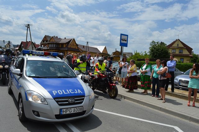 Ryczące maszyny przy kościele