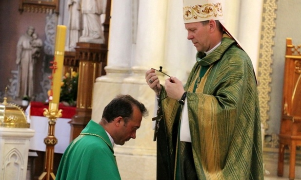 Krzyż przekazał ks. Piotrowi Popisowi bp Piotr Turzyński