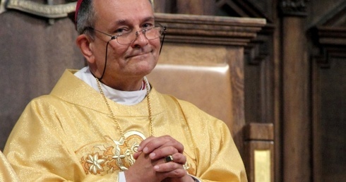 Żeby za bardzo nie "zbiskupiał"