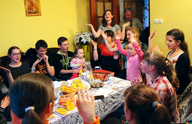  Tym razem doroczne spotkanie przy jajecznicy, na którym mali i duzi misjonarze ze Skoczowa spotykają się w drugi dzień Zielonych Świąt, w Święto Maryi, Matki Kościoła, odbyło się w domu rodziny Marhulów