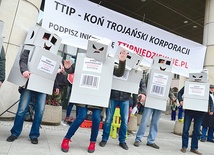 Protest przeciwko umowie handlowej USA–UE przed siedzibą Przedstawicielstwa Komisji Europejskiej w Polsce, Warszawa, 18 kwietnia 2015