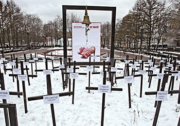 Antyaborcyjny protest w centrum Moskwy. Na krzyżach wypisano, kim mogłyby być dzieci  zabite w łonach matek.  Na plakacie napis: „Nie zabijaj”