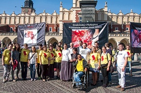 Podczas pobytu Mary Wagner w Polsce jesienią ub. roku fundacja zorganizowała na Rynku Głównym pikietę z jej udziałem