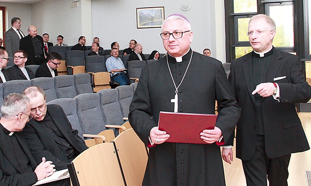  Bp Artur Miziński drugi raz uczestniczył w forum. Z prawej organizator ks. prof. dr hab. Tomasz Rozkrut