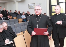  Bp Artur Miziński drugi raz uczestniczył w forum. Z prawej organizator ks. prof. dr hab. Tomasz Rozkrut