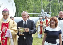  Bp Salaterski pobłogosławił obserwatorium. Obok idą Bogdan i Magdalena Wszołkowie