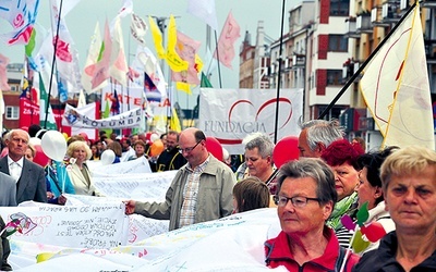 Uczestnicy marszu w Koszalinie nieśli 14 czerwca materiał z wypisanymi fragmentami nauczania Jana Pawła II. Także podczas pozostałych marszów  w Pile, Szczecinku, Wałczu, Kołobrzegu i Słupsku w ramach akcji „Stop aborcji” zbierano podpisy pod obywatelskim projektem ustawy całkowicie jej zakazującym