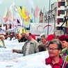 Uczestnicy marszu w Koszalinie nieśli 14 czerwca materiał z wypisanymi fragmentami nauczania Jana Pawła II. Także podczas pozostałych marszów  w Pile, Szczecinku, Wałczu, Kołobrzegu i Słupsku w ramach akcji „Stop aborcji” zbierano podpisy pod obywatelskim projektem ustawy całkowicie jej zakazującym