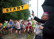  Błogosławieństwa biegaczom udzielił bp Edward Dajczak On też dał sygnał do startu 