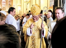  Nowy pasterz pobłogosławił tłumnie zgromadzonych w archikatedrze wiernych 