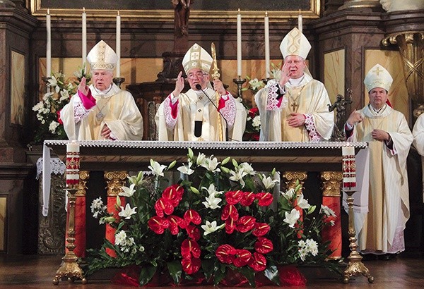  Wraz z jubilatem Eucharystię sprawowali bp Wiesław Szlachetka, abp senior Tadeusz Gocłowski oraz kilkudziesięciu kapłanów 