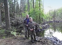 Staś ze swoim tatą a za nimi żeremia bobrów