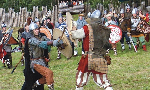Rekonstrukcja historyczna w barwny sposób przypomina dawną bitwę. O wyglądzie wojów dowiadujemy się głównie z wykopalisk archeologicznych
