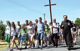  Pielgrzymi w drodze do Szczuk. Na czele grupy ks. Marcin Borządek, wikariusz w Budziszewicach