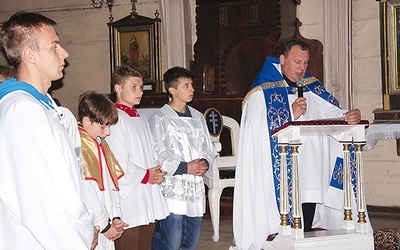  Rozważania inaugurujące nabożeństwa fatimskie prowadzi ks. Wojciech Wawrzyniak