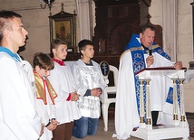  Rozważania inaugurujące nabożeństwa fatimskie prowadzi ks. Wojciech Wawrzyniak