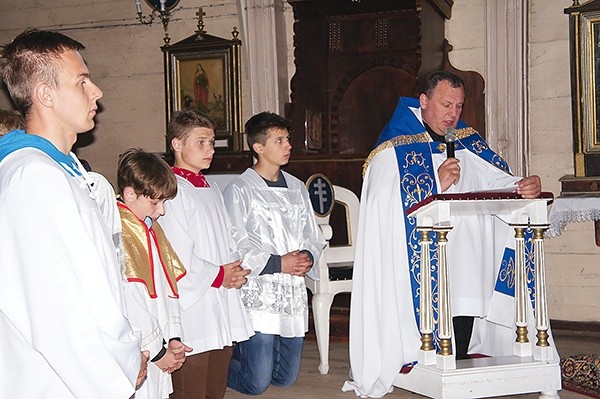  Rozważania inaugurujące nabożeństwa fatimskie prowadzi ks. Wojciech Wawrzyniak