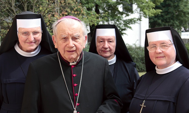  Łowickie służebniczki śląskie od powstania diecezji swoją opieką otaczają bp. Alojzego Orszulika