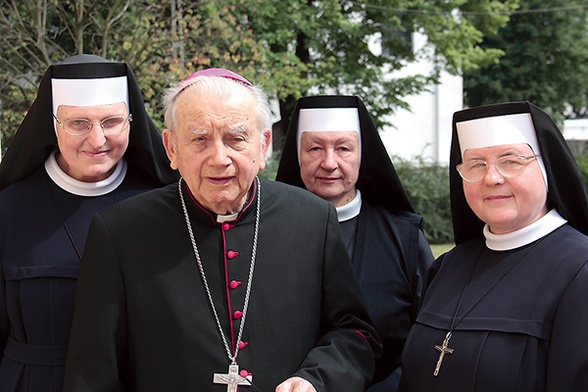  Łowickie służebniczki śląskie od powstania diecezji swoją opieką otaczają bp. Alojzego Orszulika