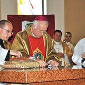  Kościół i ołtarz konsekrował bp Andrzej F. Dziuba