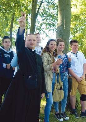 Młodzież z Prabut do Świętego Gaju przyjechała z ks. Rafałem Giedrojcem 