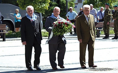  Więźniowie obozów koncentracyjnych podczas składania kwiatów